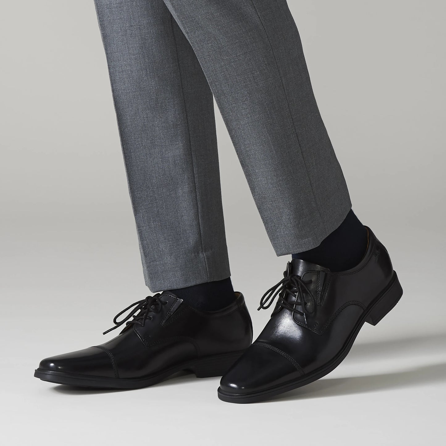 Zapatos De Vestir De La Marca Clarks Para Hombre Modelo Tilden Cap Black Leather En Color Negro
