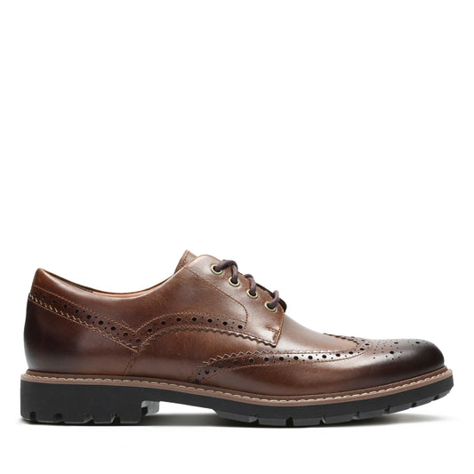 CLARKSのメンズカジュアルシューズ、バットコム ウィング ダークタン レア、ベージュ。