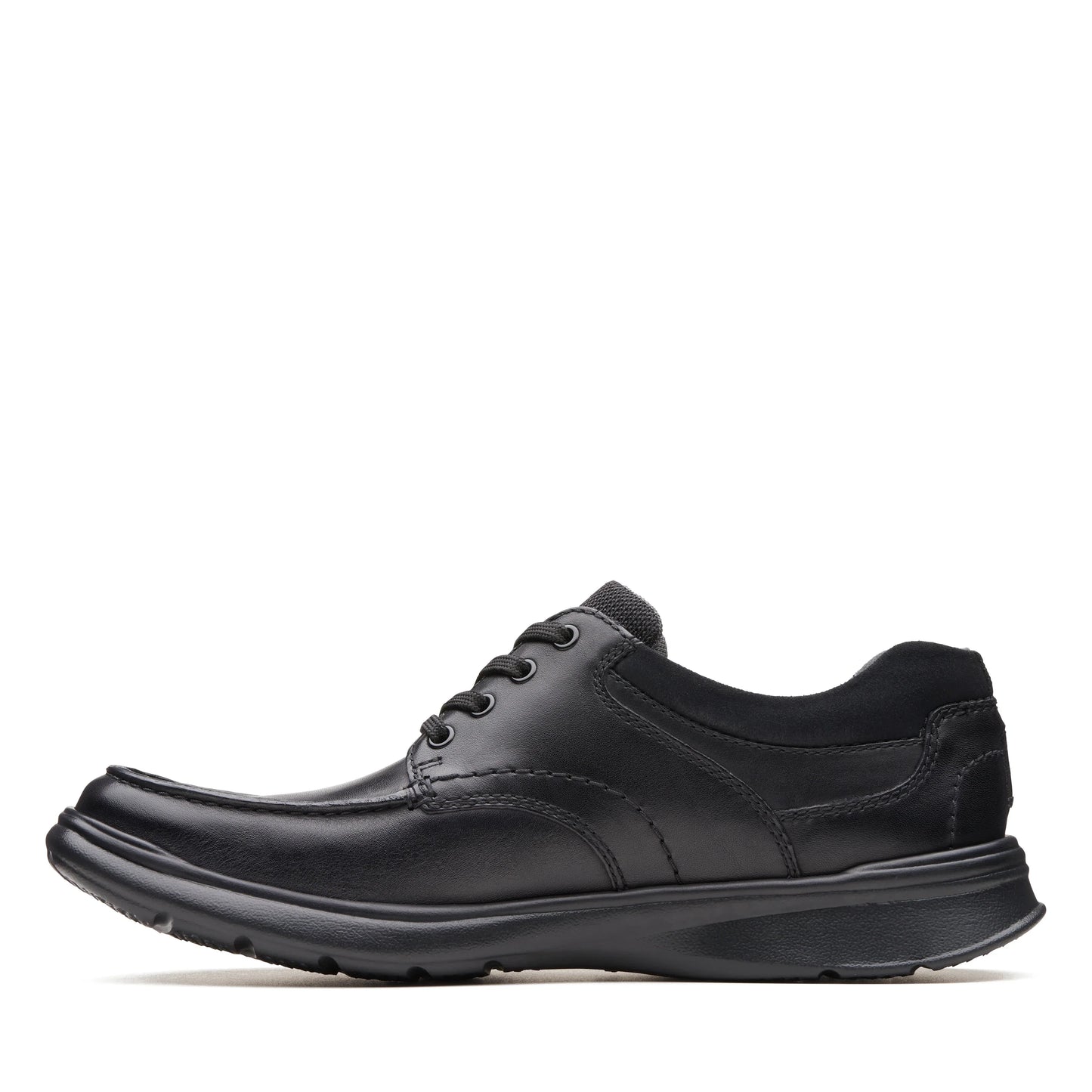 Chaussures décontractées pour hommes de la marque Clarks, modèle Cotrell Edge Black Smooth Lea, en noir.