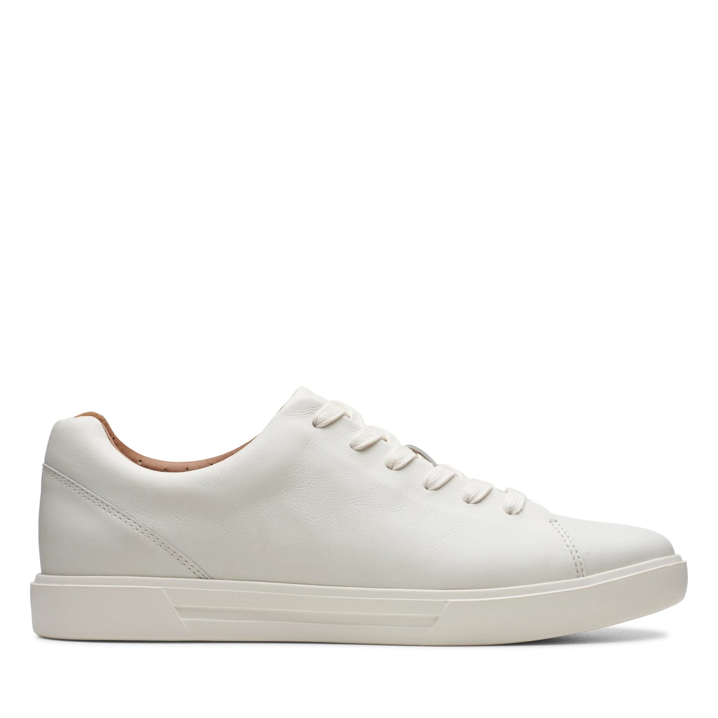 Baskets homme de la marque Clarks, modèle un costa lace white cuir en blanc.