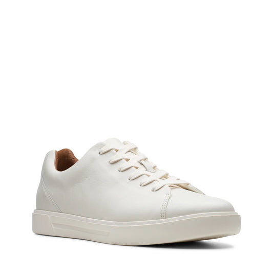 Baskets homme de la marque Clarks, modèle un costa lace white cuir en blanc.