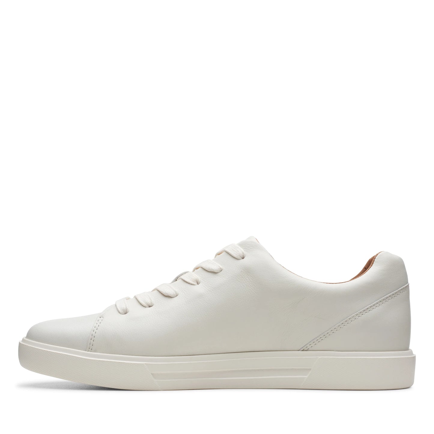 Baskets homme de la marque Clarks, modèle un costa lace white cuir en blanc.