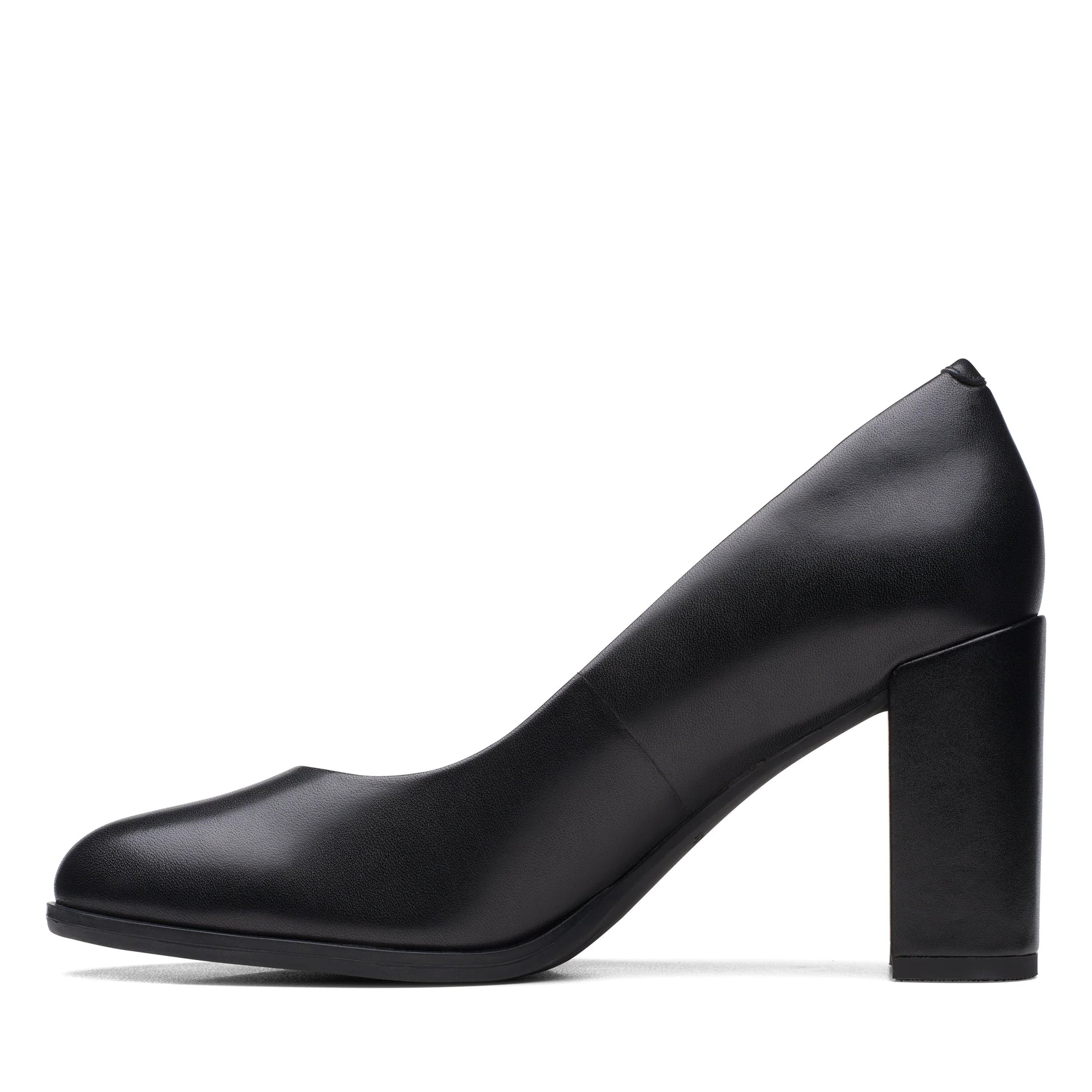 Clarks のレディース ドレスシューズ、モデル Freva85 Court Black Leather、ブラック。