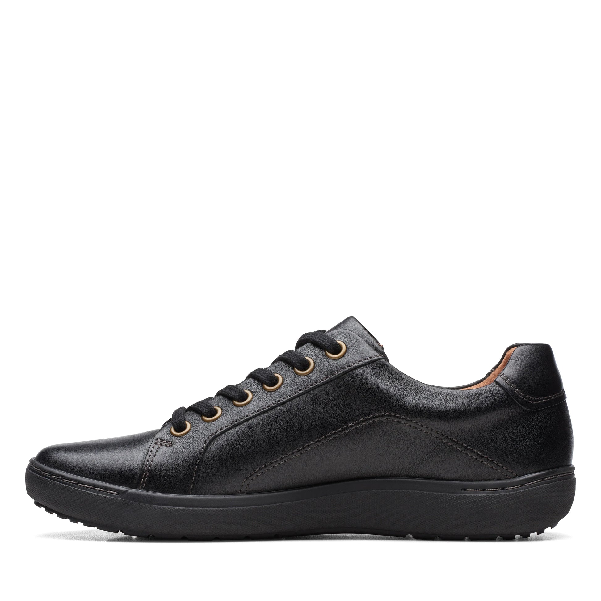 CLARKSブランドのレディースカジュアルシューズ、Nalle Lace Black/Blackのブラックモデル。