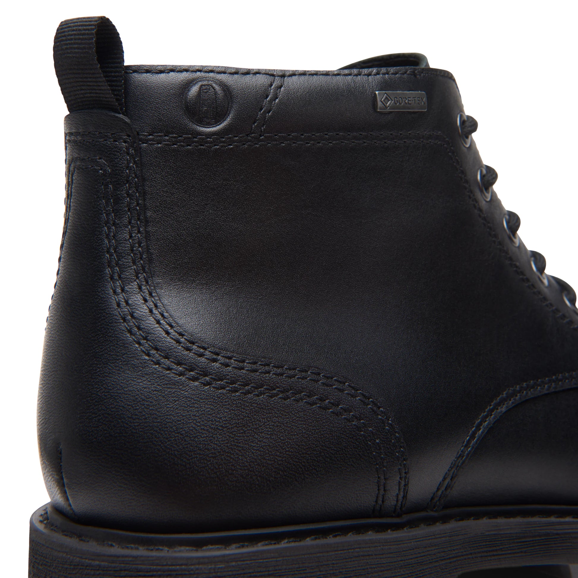 Чоловічі черевики від бренду Clarks, модель Batcombemixgtx чорна шкіра в чорному кольорі.