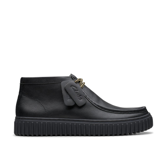 CLARKSブランドのメンズブーツ、Torhill Hi ブラックレザーモデル(ブラック)。