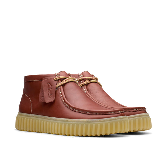 Męskie buty marki Clarks, model Torhill Hi Brown Leather w kolorze brązowym.