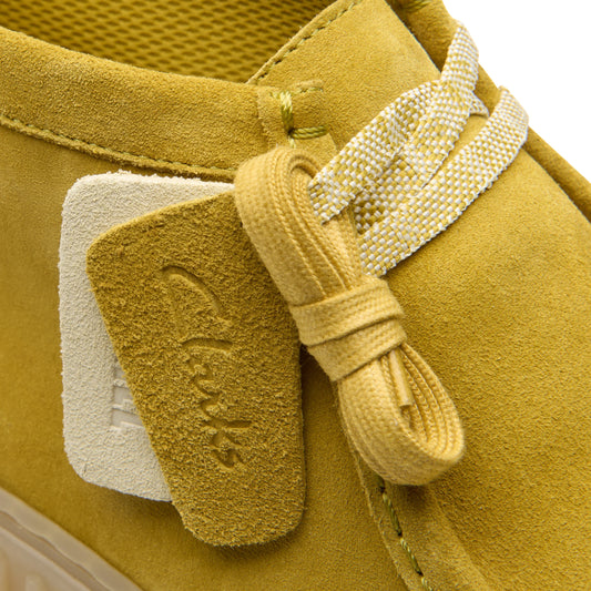 CLARKSブランドのメンズブーツ、Torhill Hi Lime Suede モデル (グリーン)。