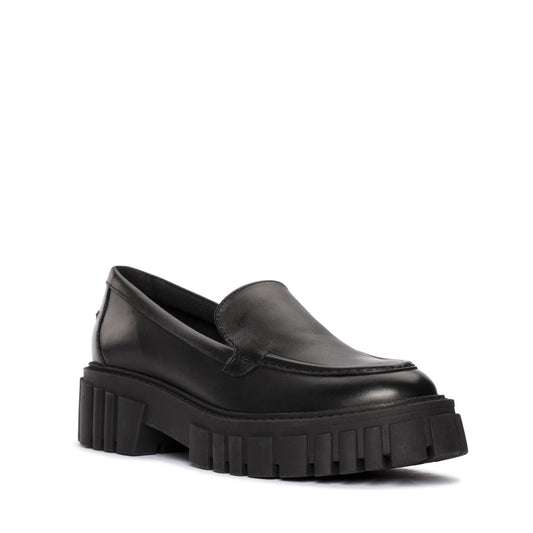 Chaussures décontractées pour femmes de la marque Clarks, modèle Page Loafer Black Leather en noir.
