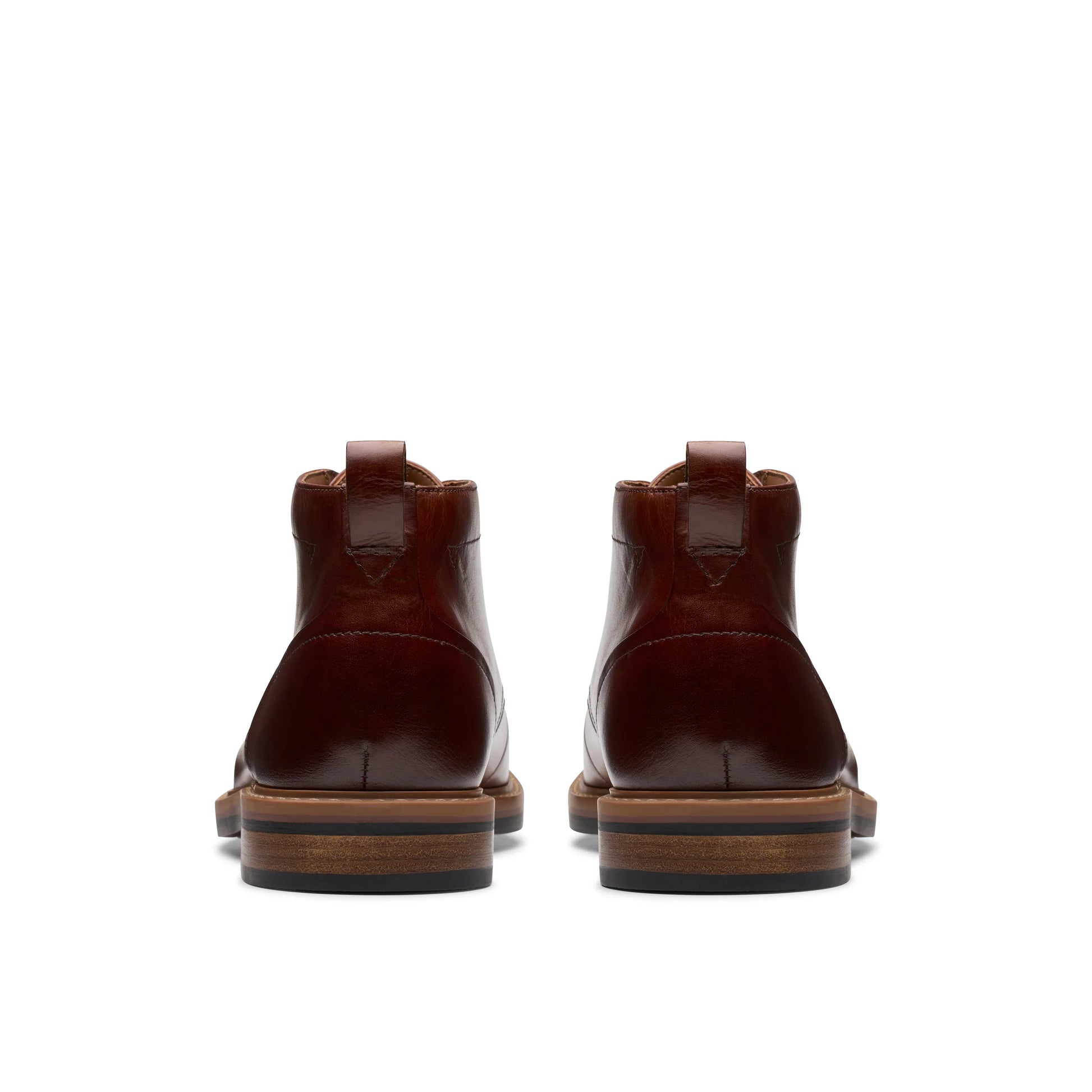 Clarks 品牌男士靴子,米色 Aldwin Chukka Mid Tan Lea 款。