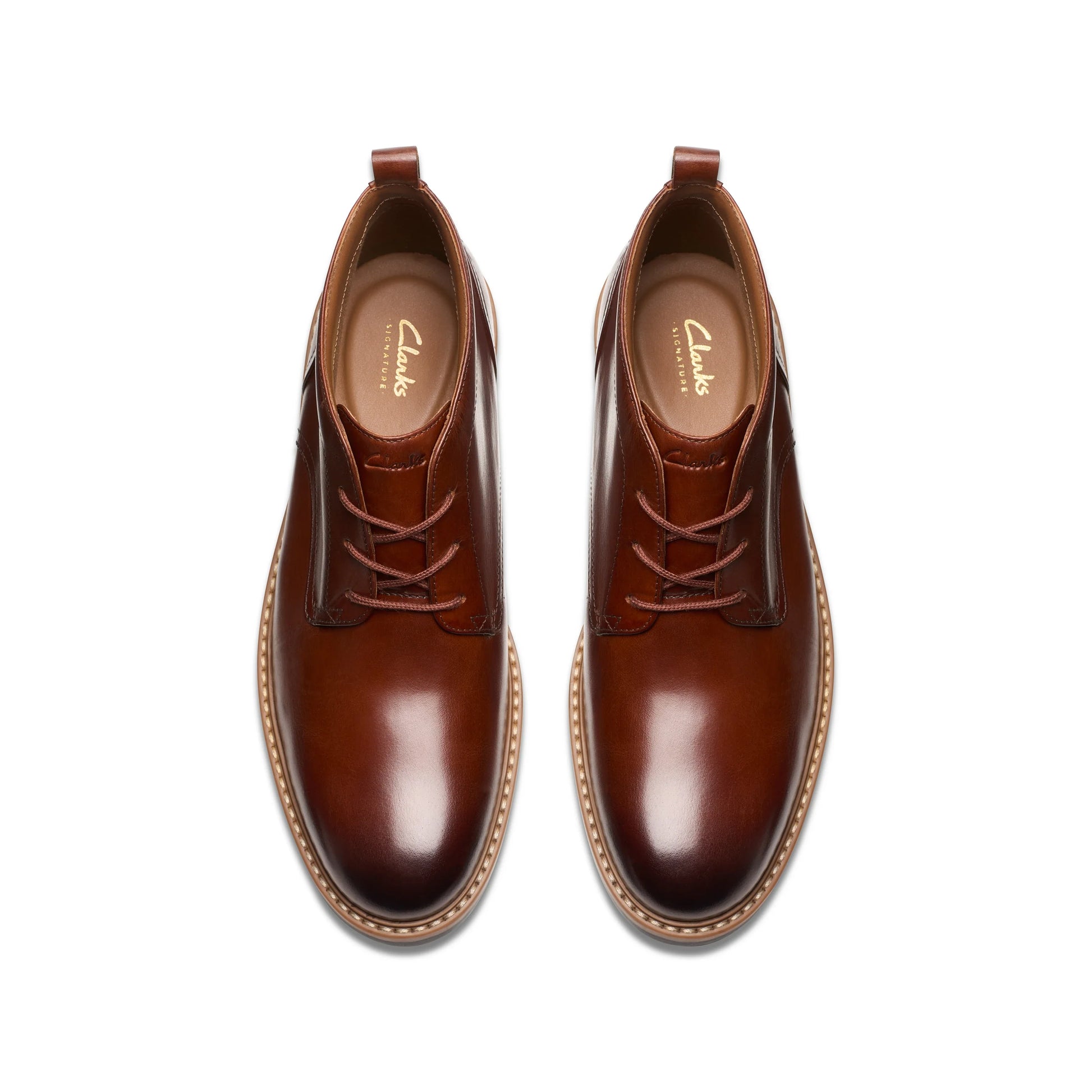 Clarks 品牌男士靴子,米色 Aldwin Chukka Mid Tan Lea 款。