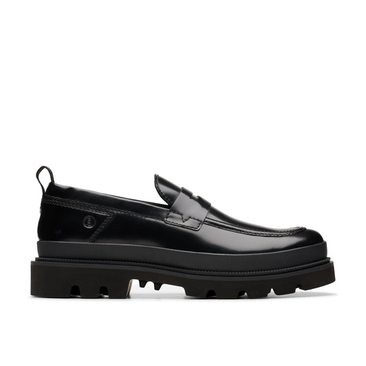 CLARKSのメンズカジュアルシューズ、Badell Easy Black Hishine Lea モデル、ブラック。