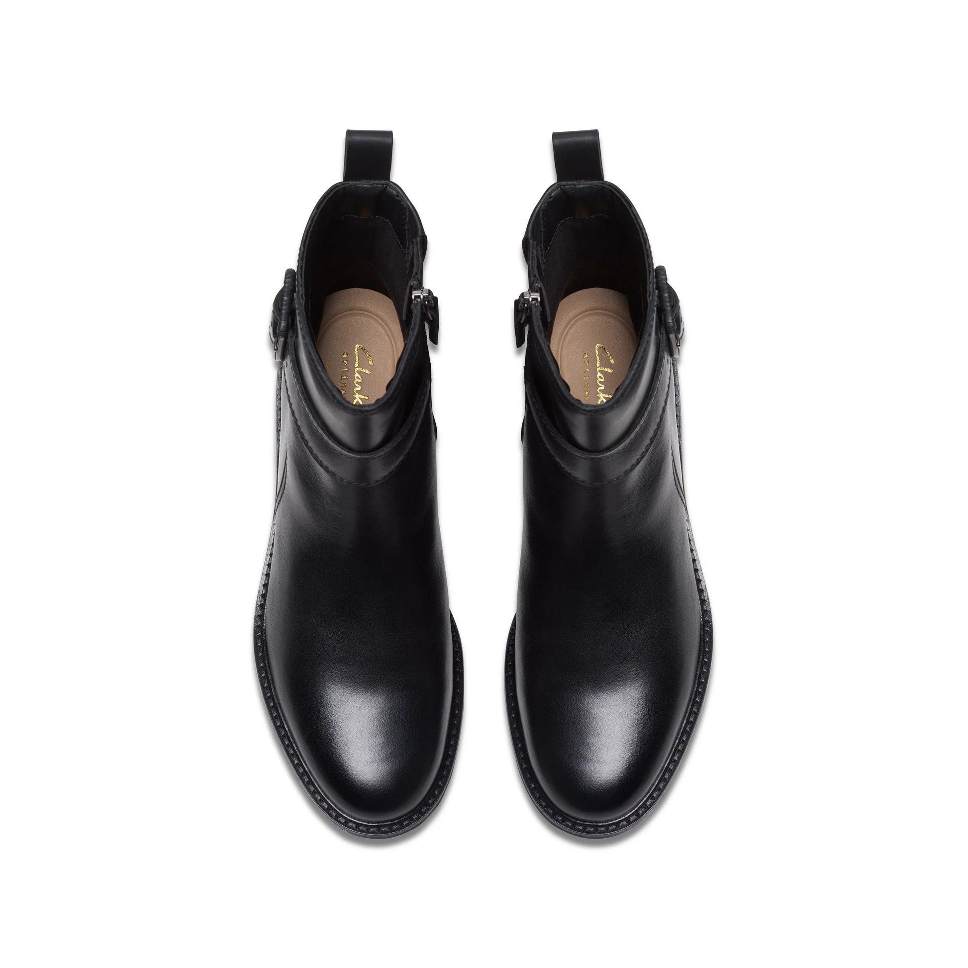 Damenstiefel der Marke Clarks, Modell im Renewal-Stil aus schwarzem Leder in Schwarz.