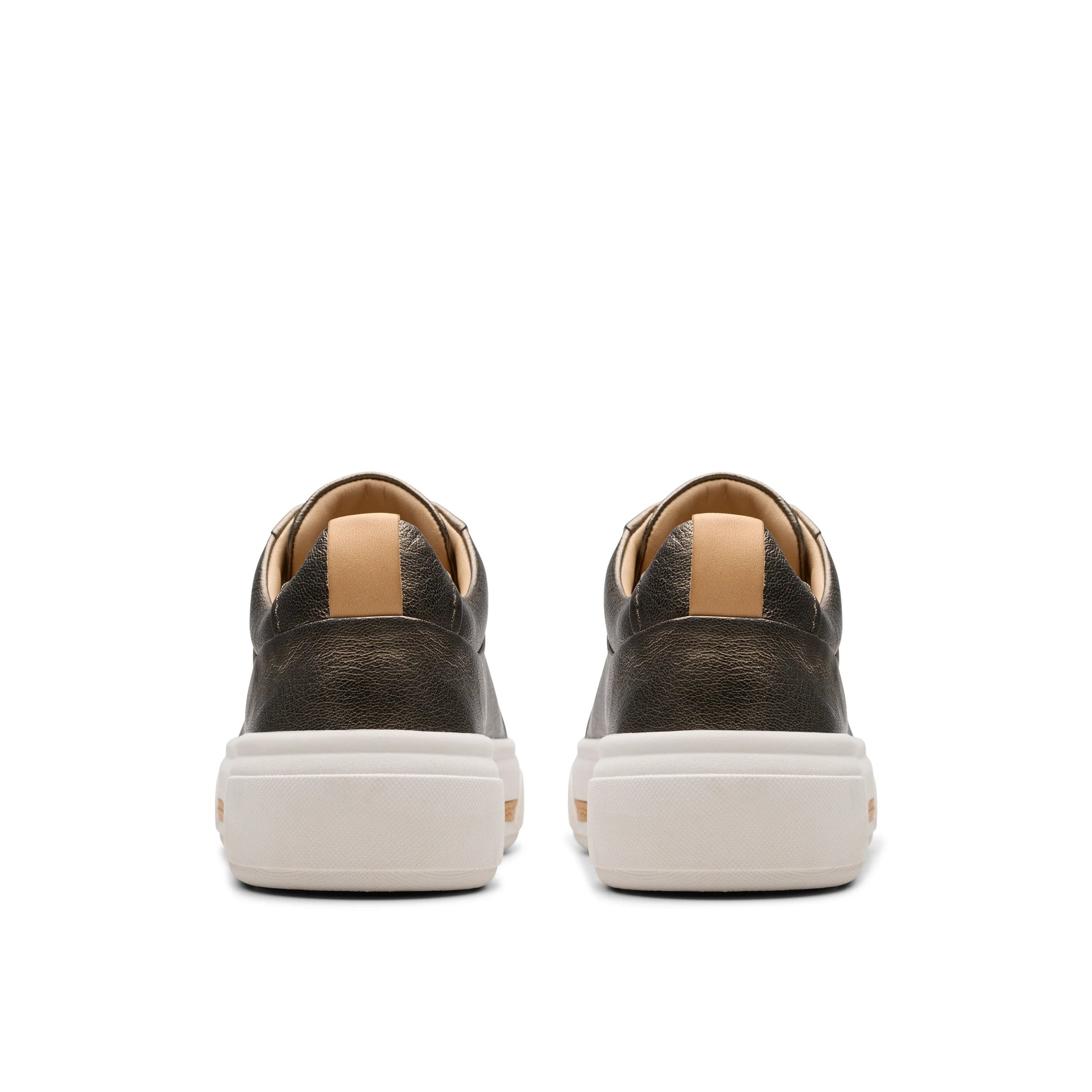 Baskets femme de la marque Clarks, modèle Hollyhock Walk métallisé en argent.