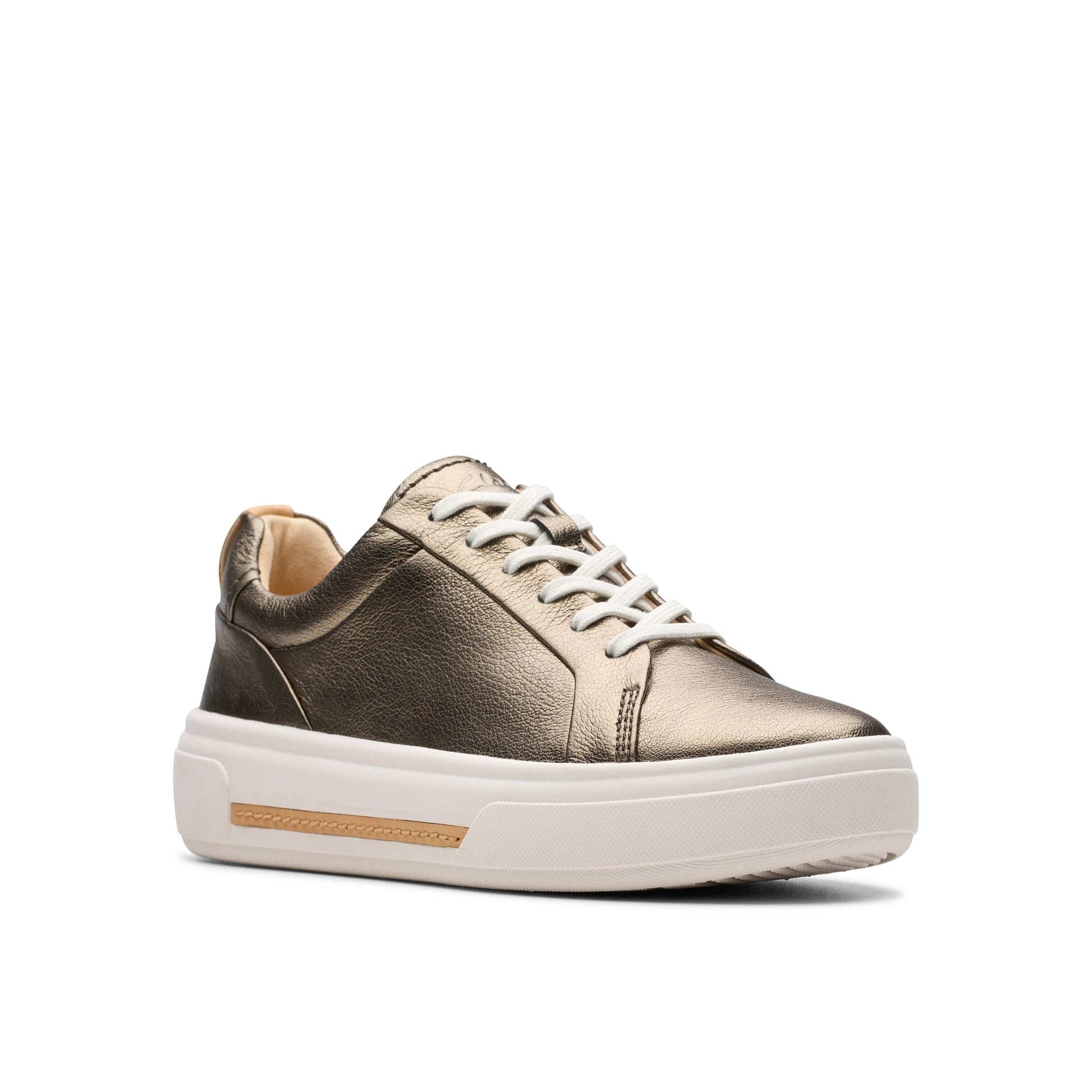 Baskets femme de la marque Clarks, modèle Hollyhock Walk métallisé en argent.