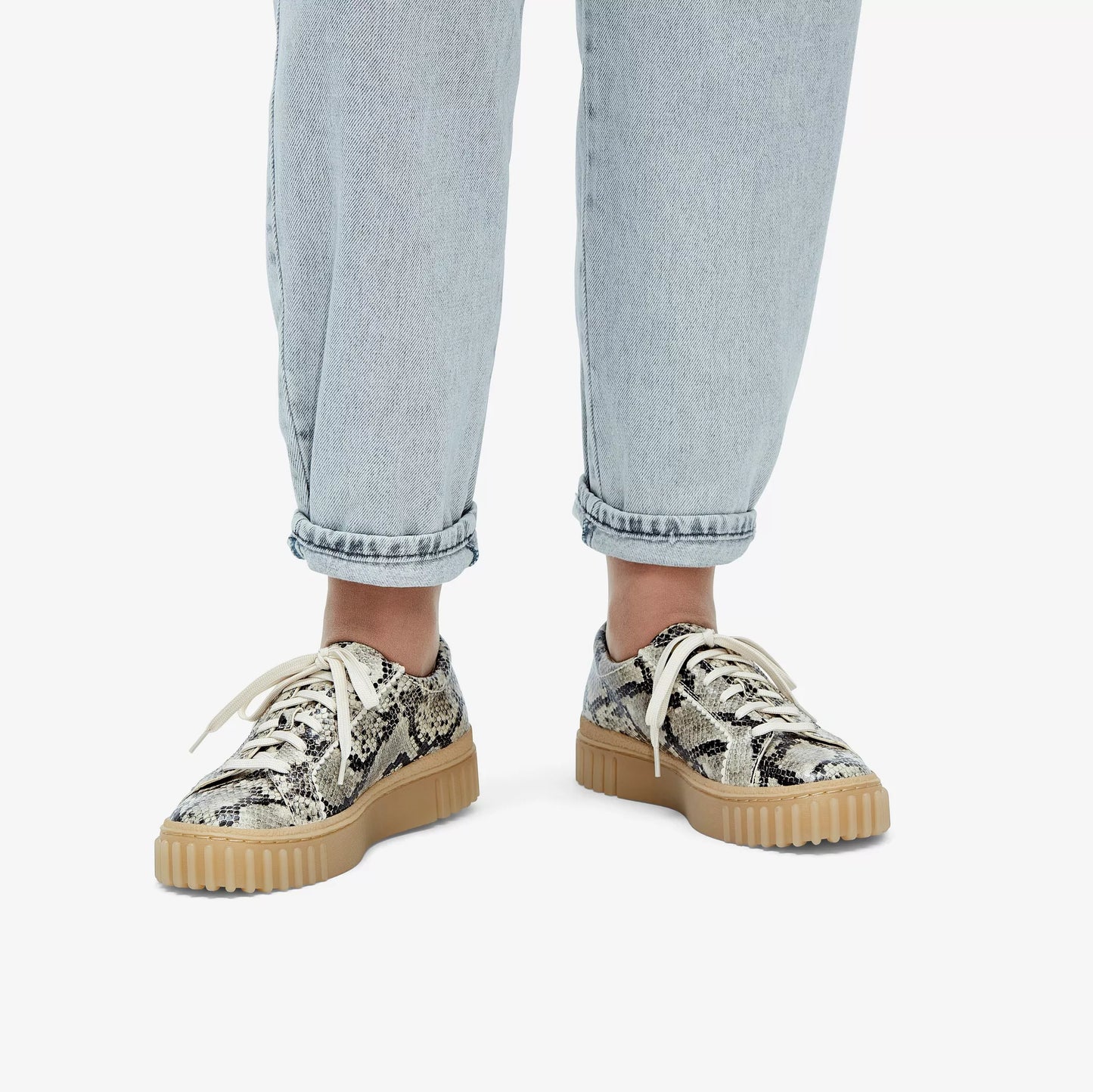 Zapatos Casual De La Marca Clarks Para Mujer Modelo Mayhill Walk Grey Snake Leather En Color Gris