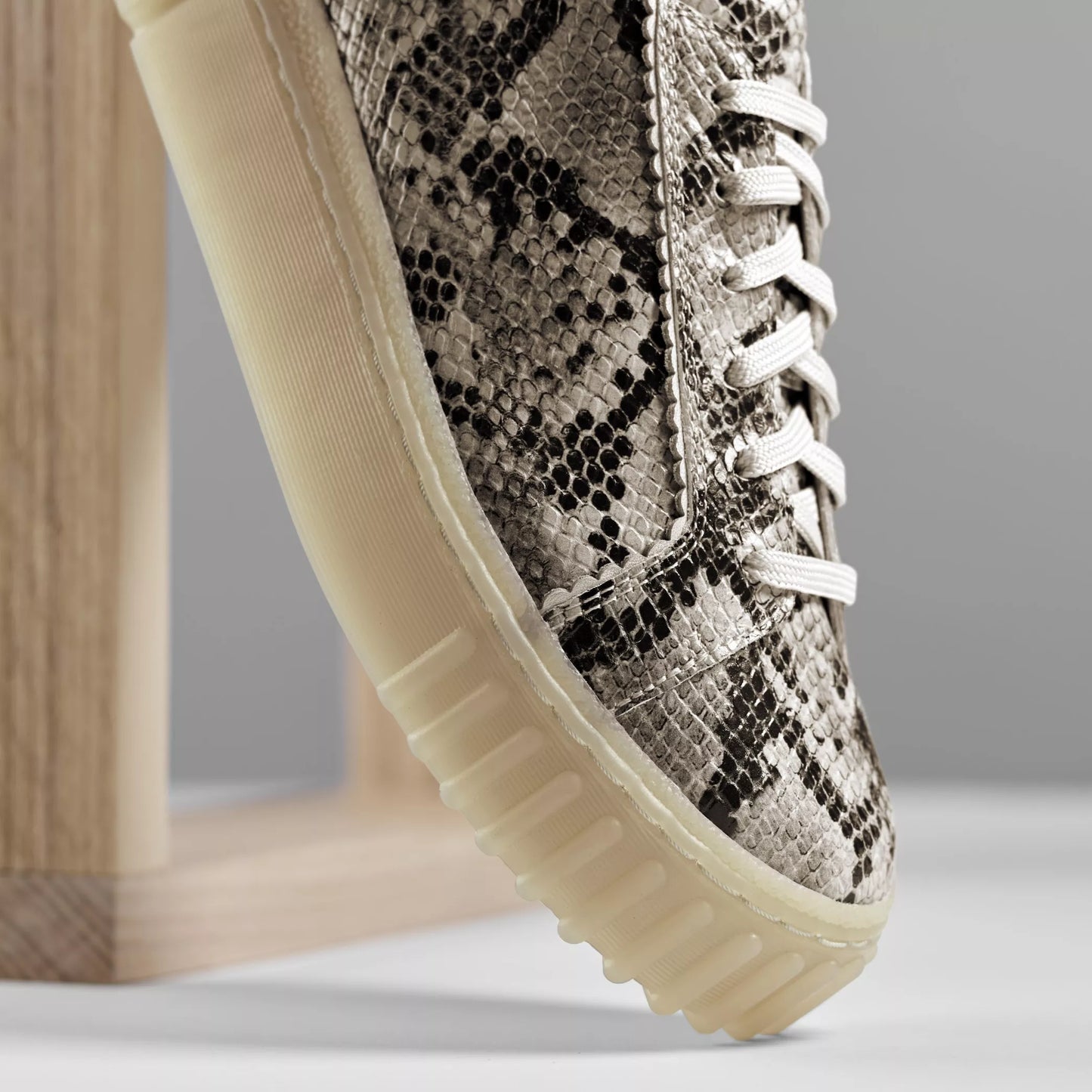 Zapatos Casual De La Marca Clarks Para Mujer Modelo Mayhill Walk Grey Snake Leather En Color Gris