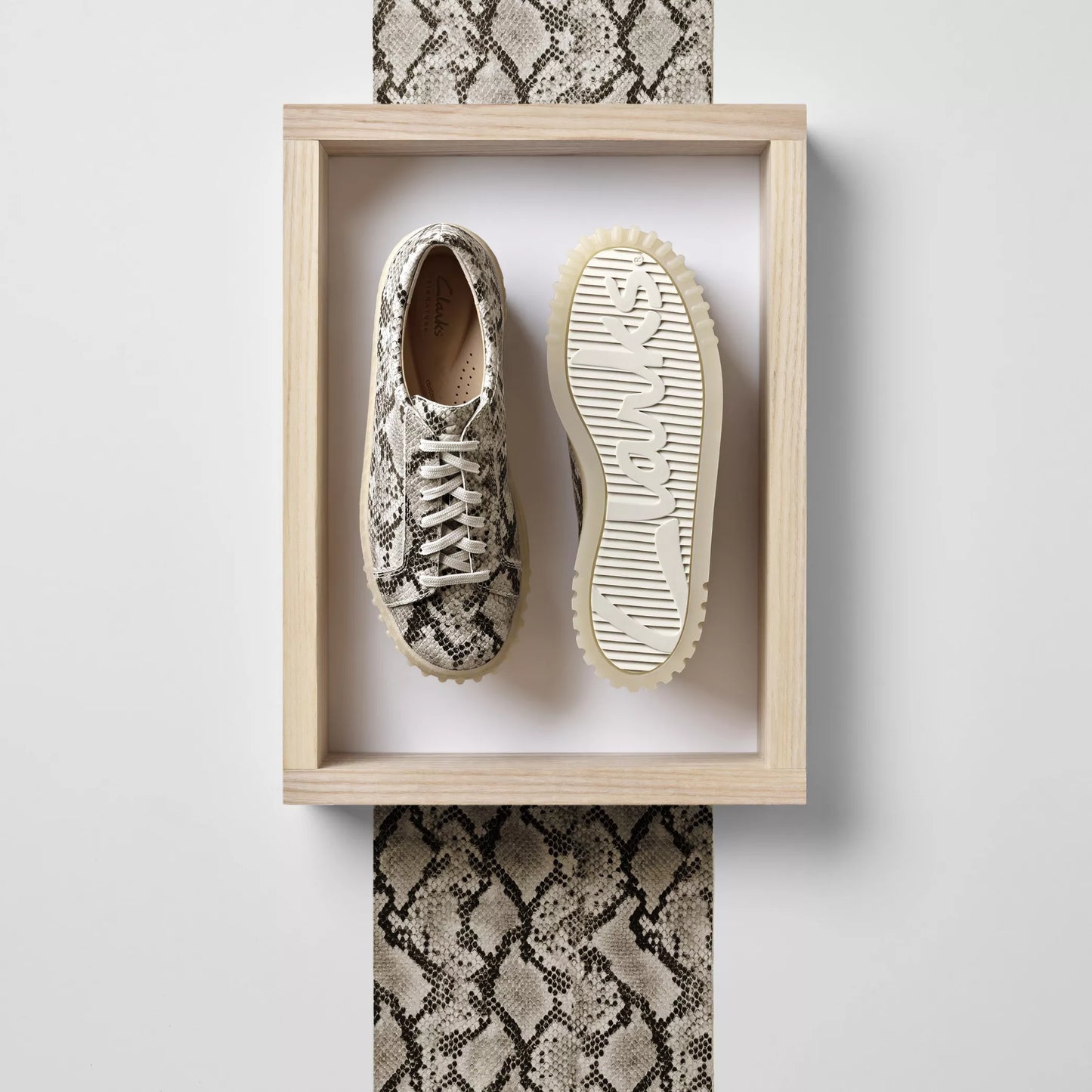 Zapatos Casual De La Marca Clarks Para Mujer Modelo Mayhill Walk Grey Snake Leather En Color Gris