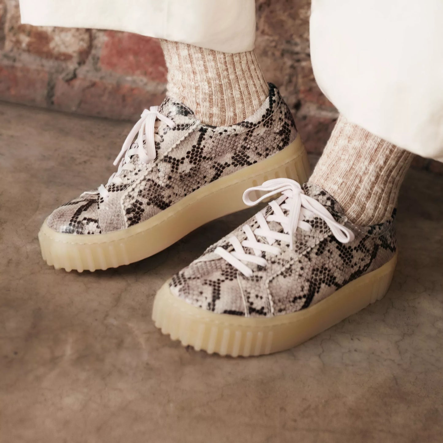 Zapatos Casual De La Marca Clarks Para Mujer Modelo Mayhill Walk Grey Snake Leather En Color Gris