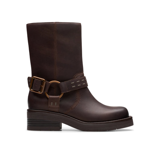 Dameslaarzen van het merk Clarks, model Rebelle Up van walnootleer in bruin.