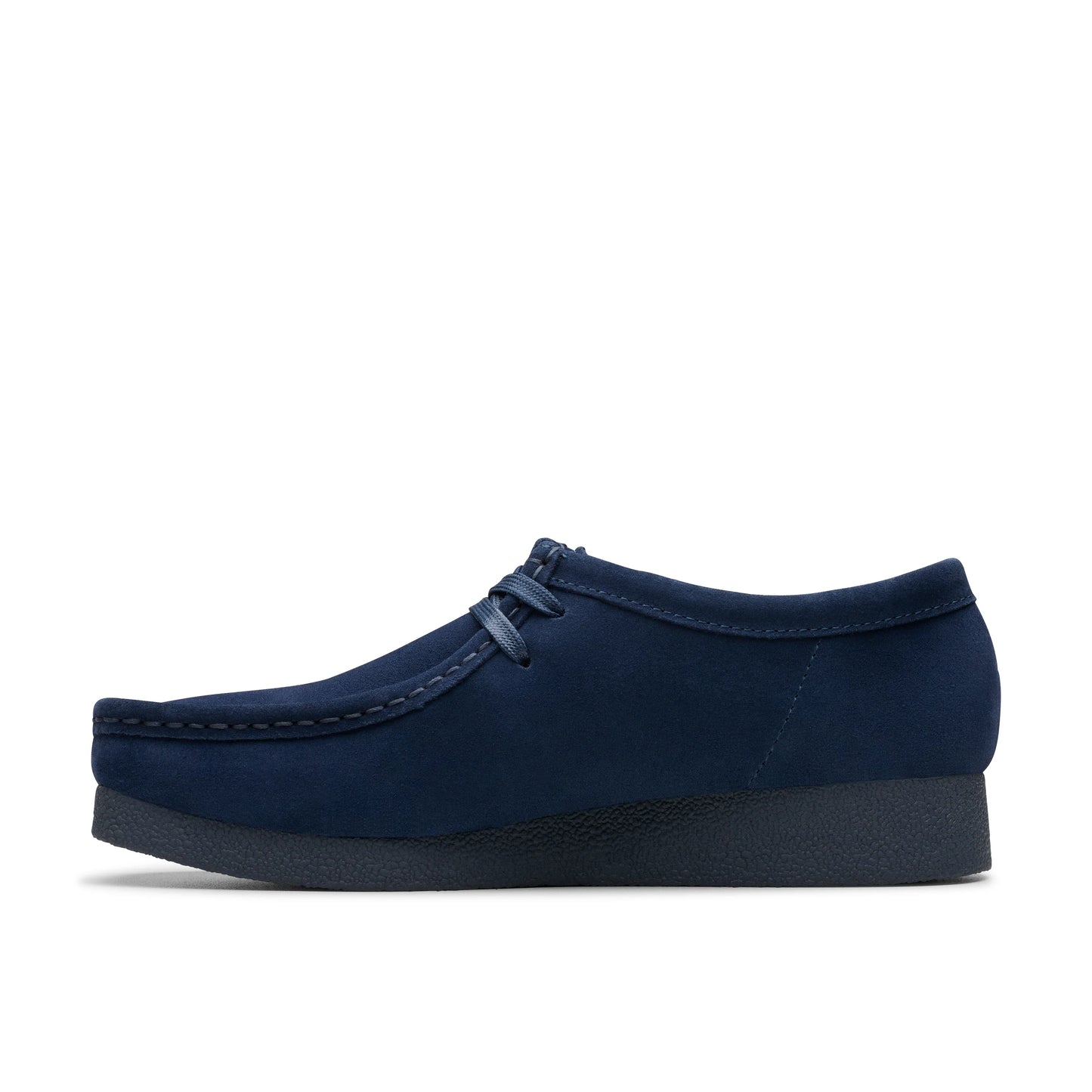 Chaussures décontractées pour femmes Clarks, modèle Wallabeeevosh en daim bleu marine, en bleu.
