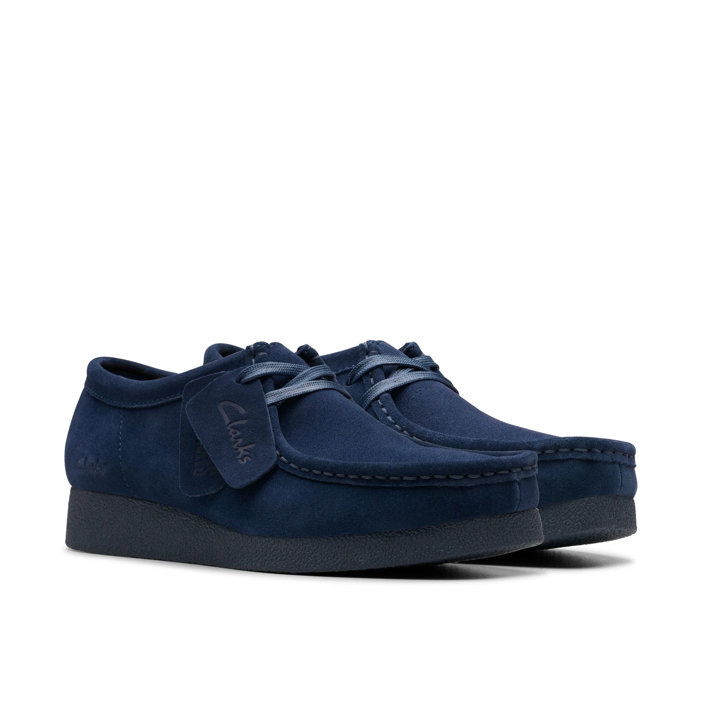 Chaussures décontractées pour femmes Clarks, modèle Wallabeeevosh en daim bleu marine, en bleu.