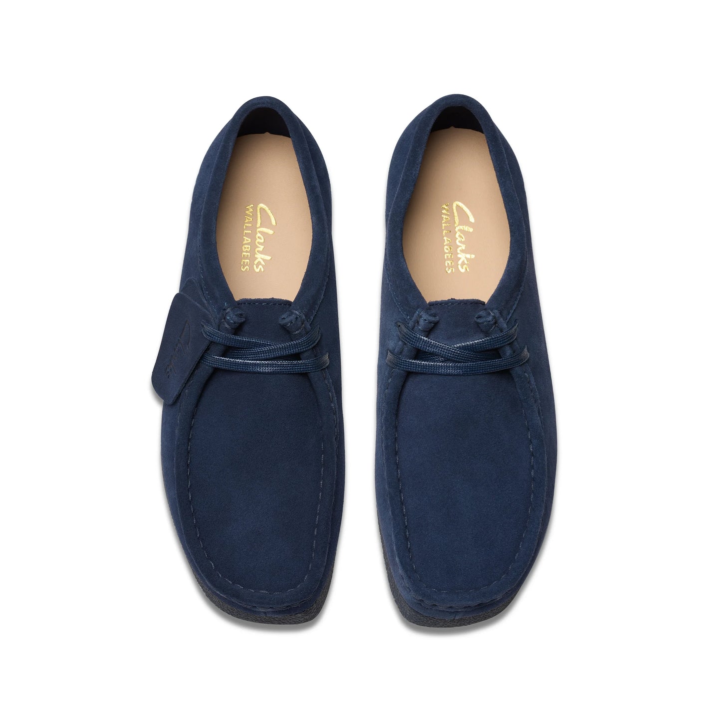 Chaussures décontractées pour femmes Clarks, modèle Wallabeeevosh en daim bleu marine, en bleu.