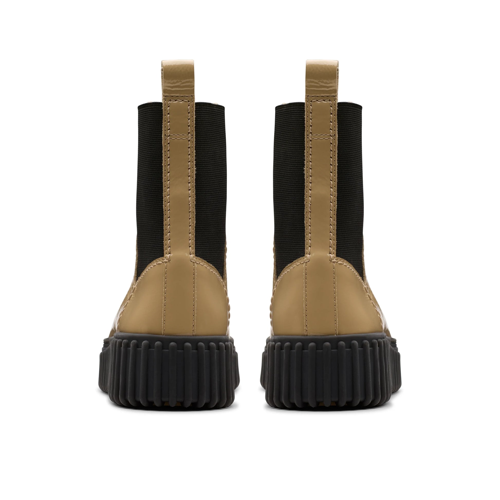 Clarks ブランドの女性用ブーツ、Torhill Maple Beige Patent モデルのベージュ色。