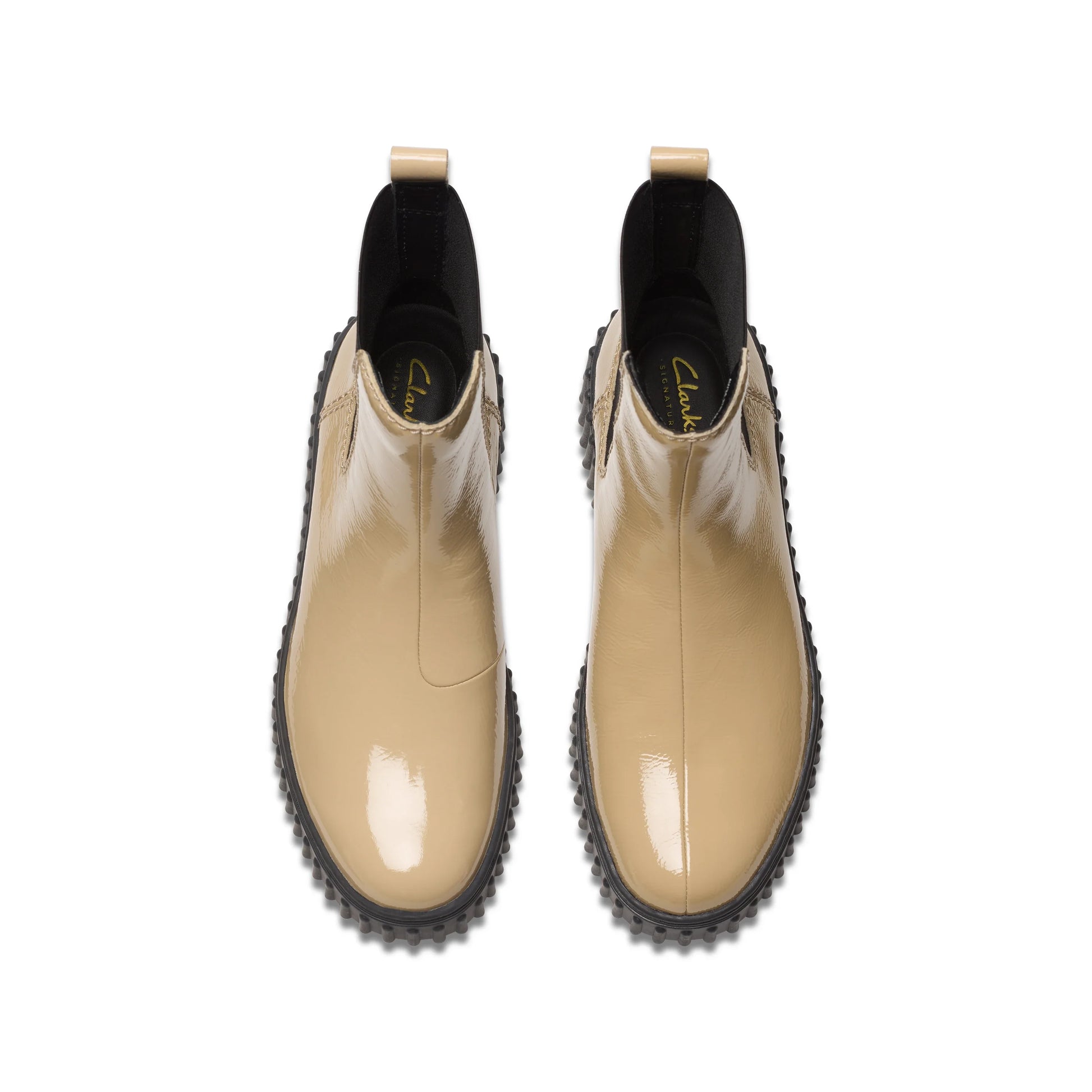 Clarks ブランドの女性用ブーツ、Torhill Maple Beige Patent モデルのベージュ色。
