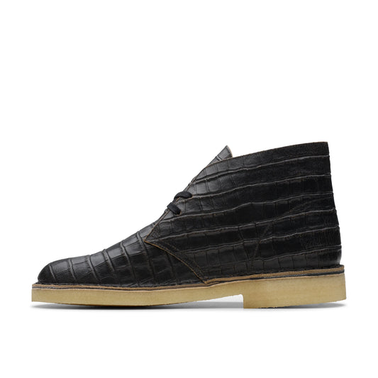 Bottes pour homme de la marque Clarks, modèle Desert Boot Blackcroc Distress en noir.