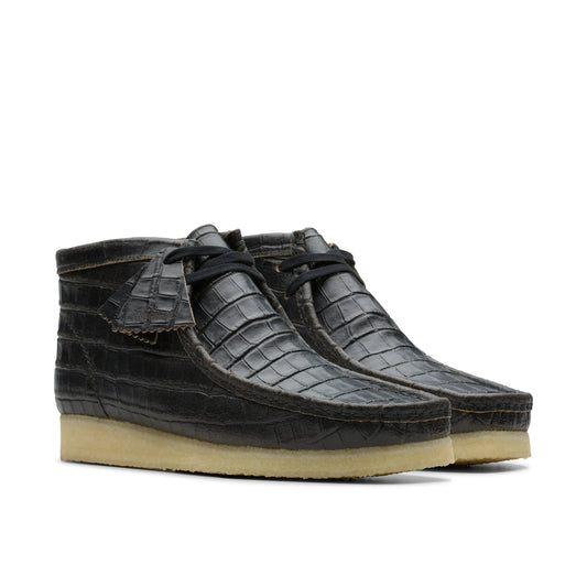 Clarks ブランドのメンズブーツ、Wallabee Boot Blackcroc Distress (ブラック) モデル。