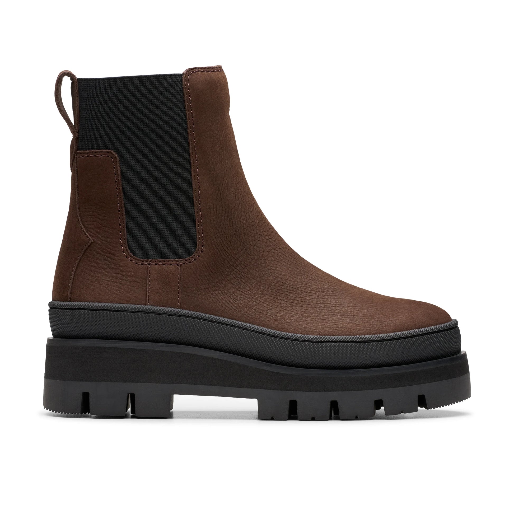 Dameslaarzen van het merk Clarks, model Orianna2, bovenkant donkerbruine nub in bruin.