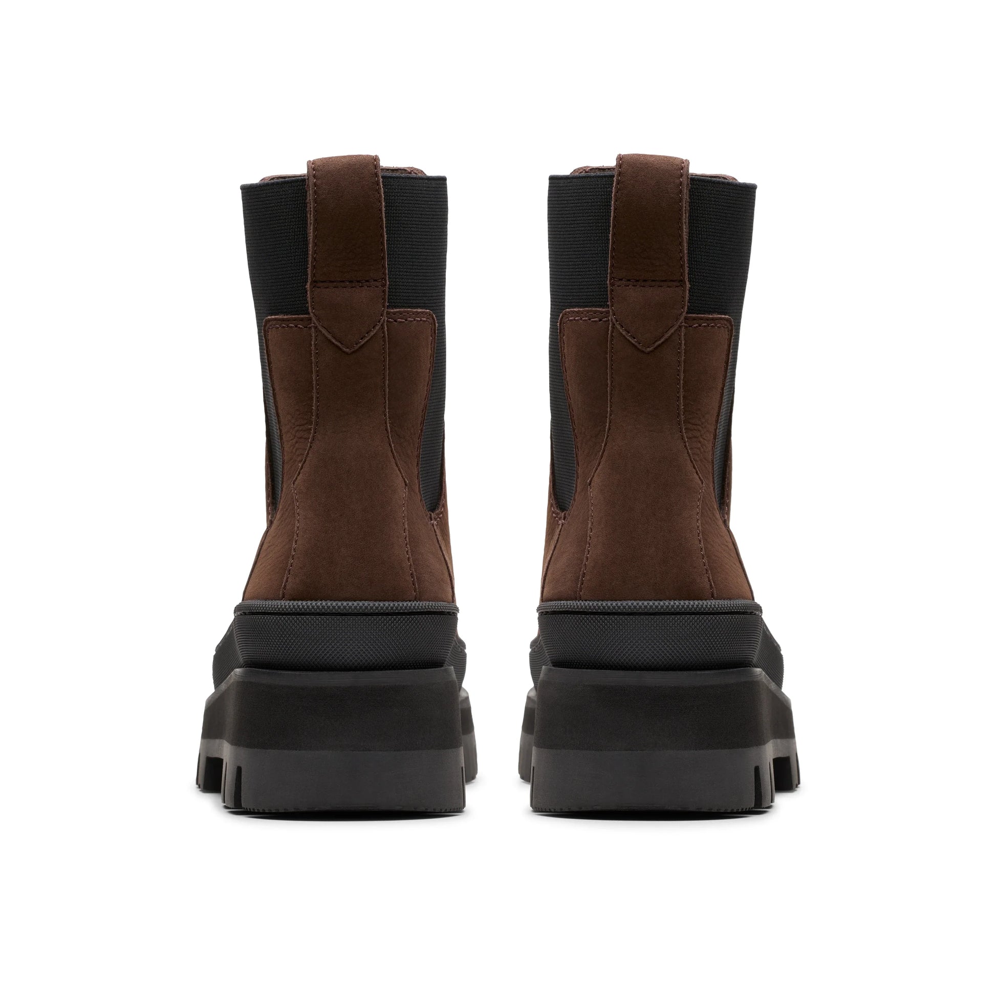 Dameslaarzen van het merk Clarks, model Orianna2, bovenkant donkerbruine nub in bruin.