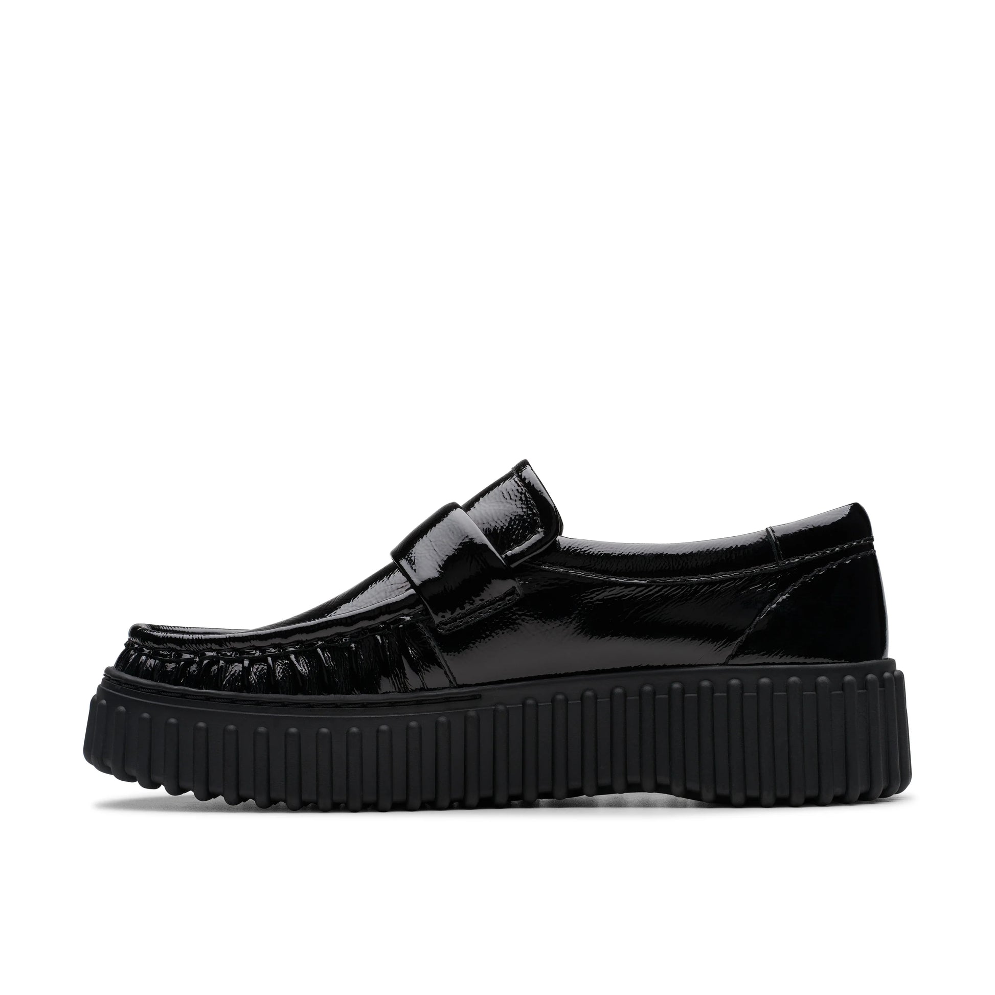 Półbuty damskie Clarks, model Torhill Mocc Black Pat, w kolorze czarnym.