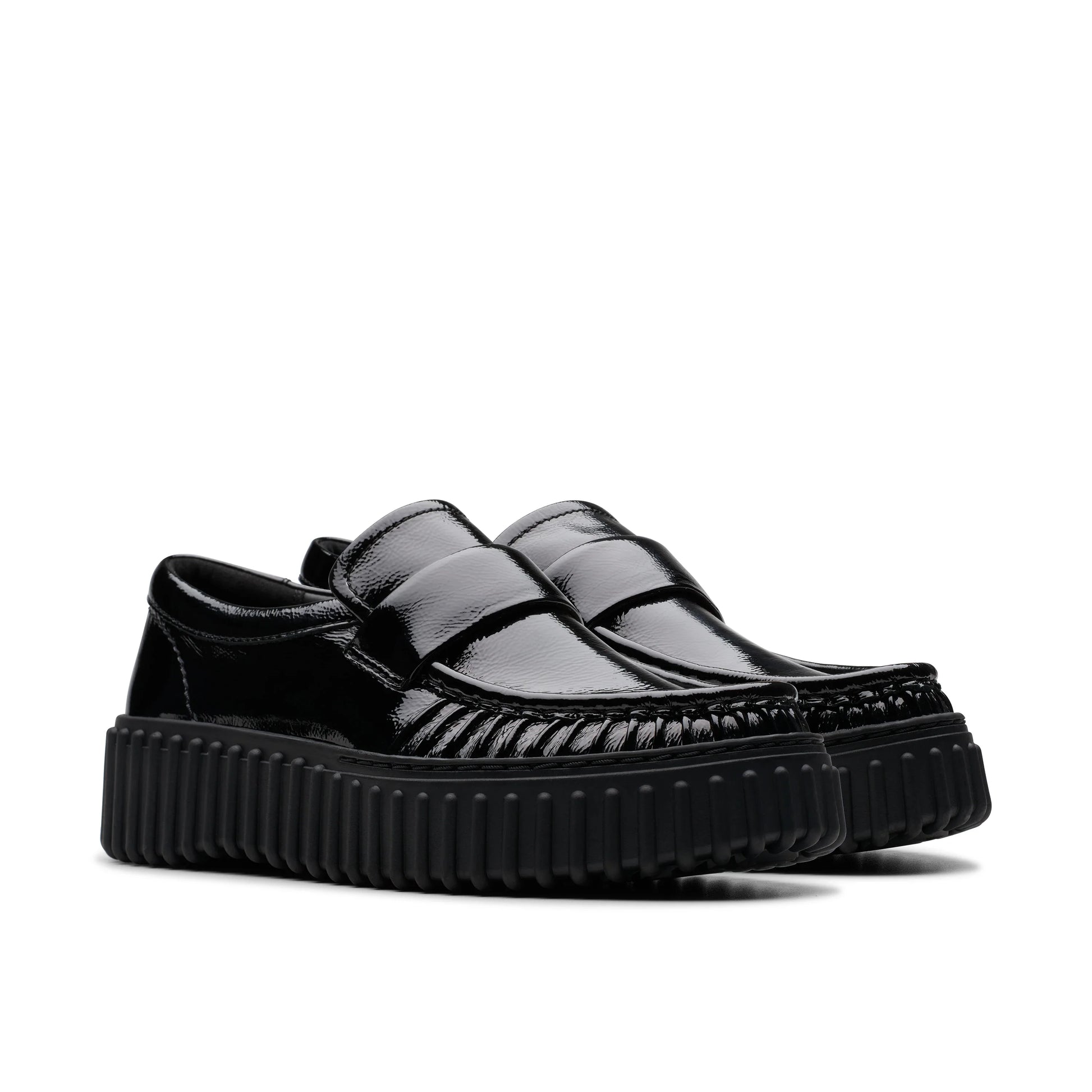 Półbuty damskie Clarks, model Torhill Mocc Black Pat, w kolorze czarnym.