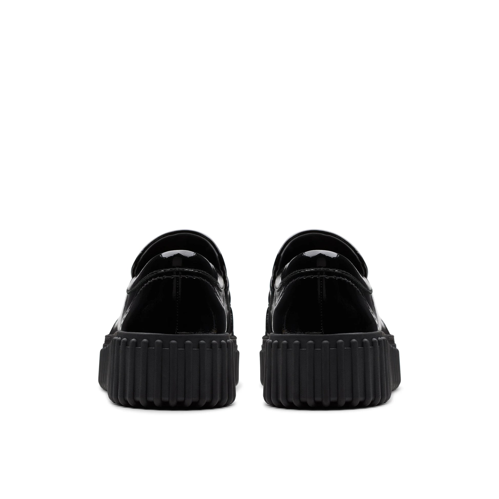 Półbuty damskie Clarks, model Torhill Mocc Black Pat, w kolorze czarnym.