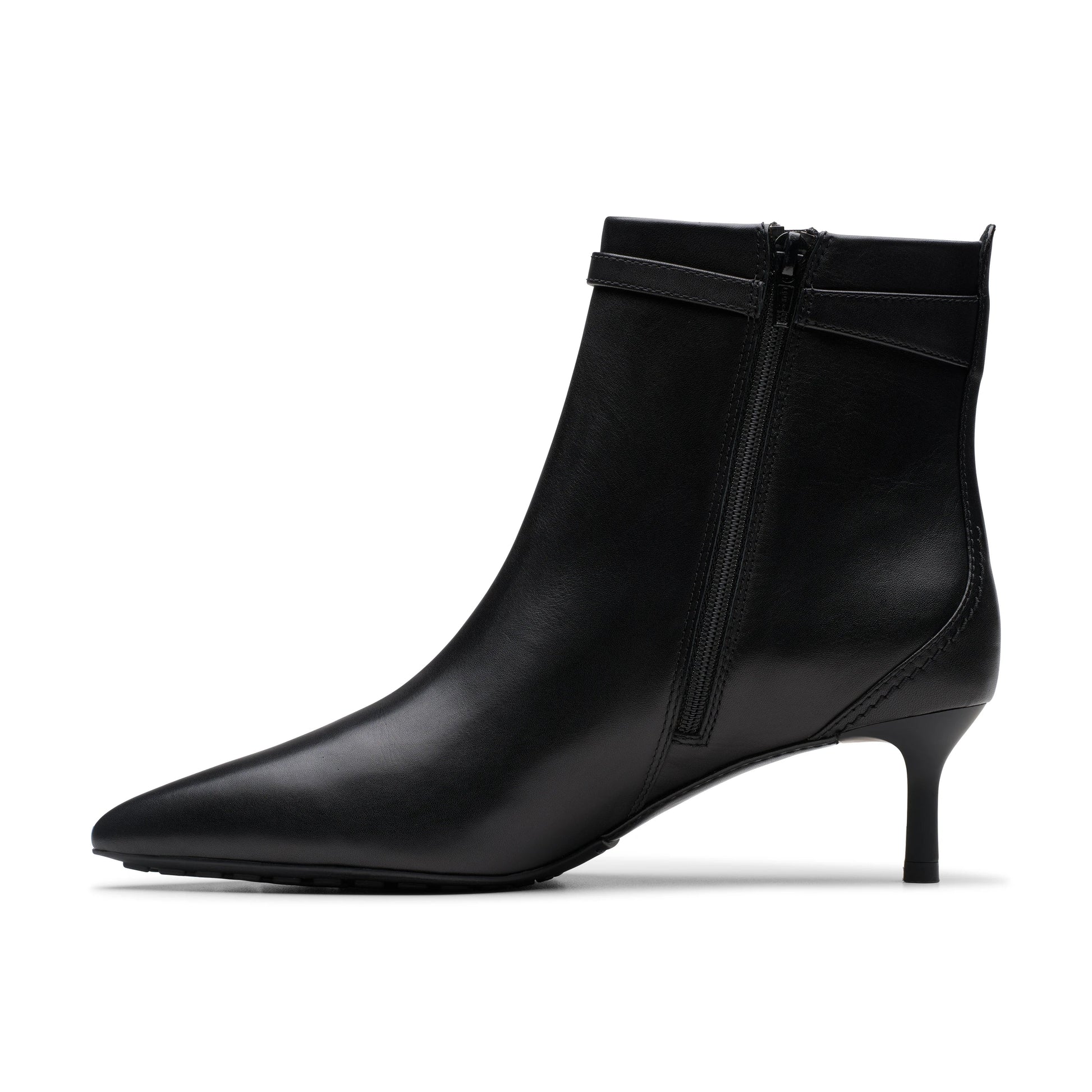 CLARKSブランドのレディースブーツ、Adela Up ブラックレザーモデル(ブラック)。