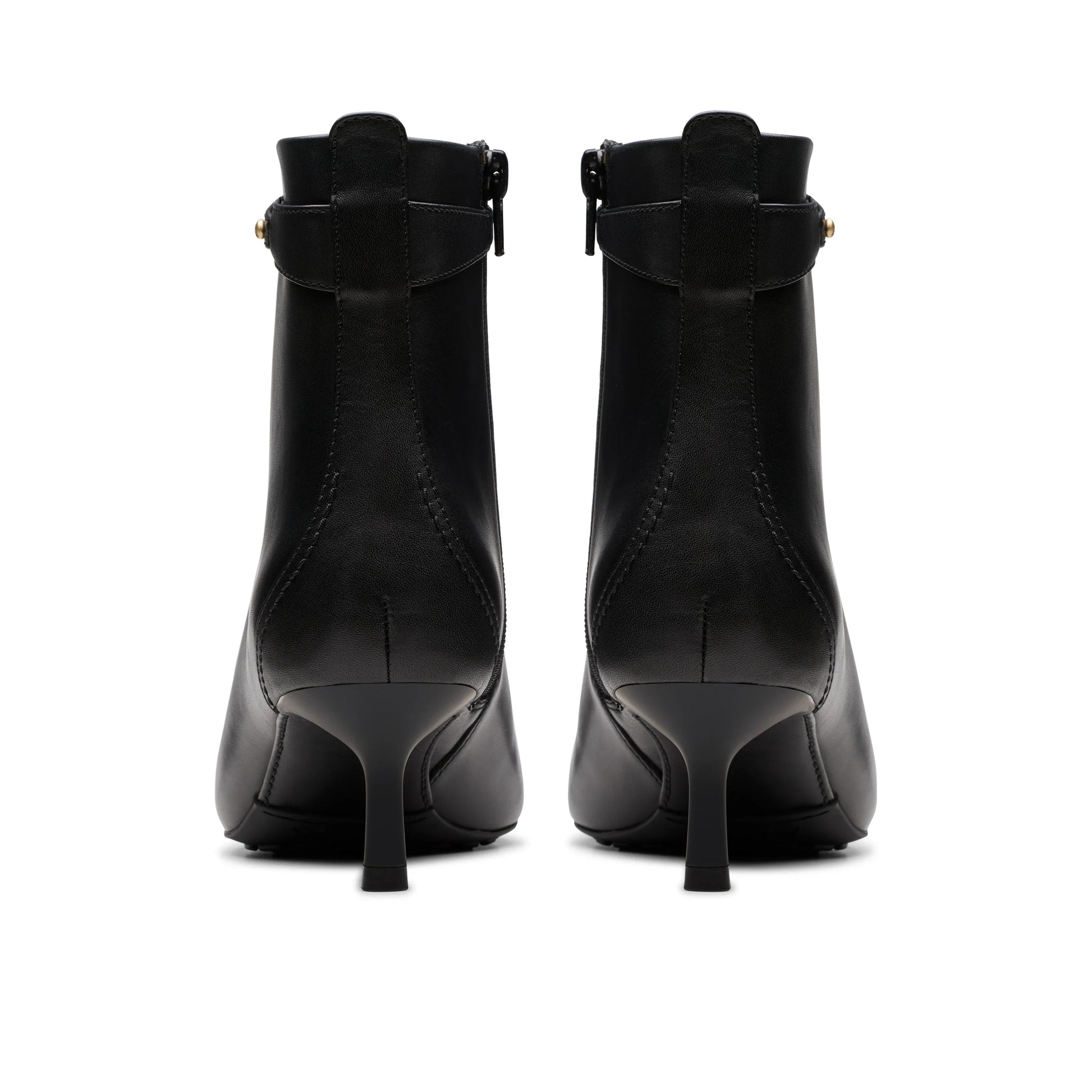 CLARKSブランドのレディースブーツ、Adela Up ブラックレザーモデル(ブラック)。