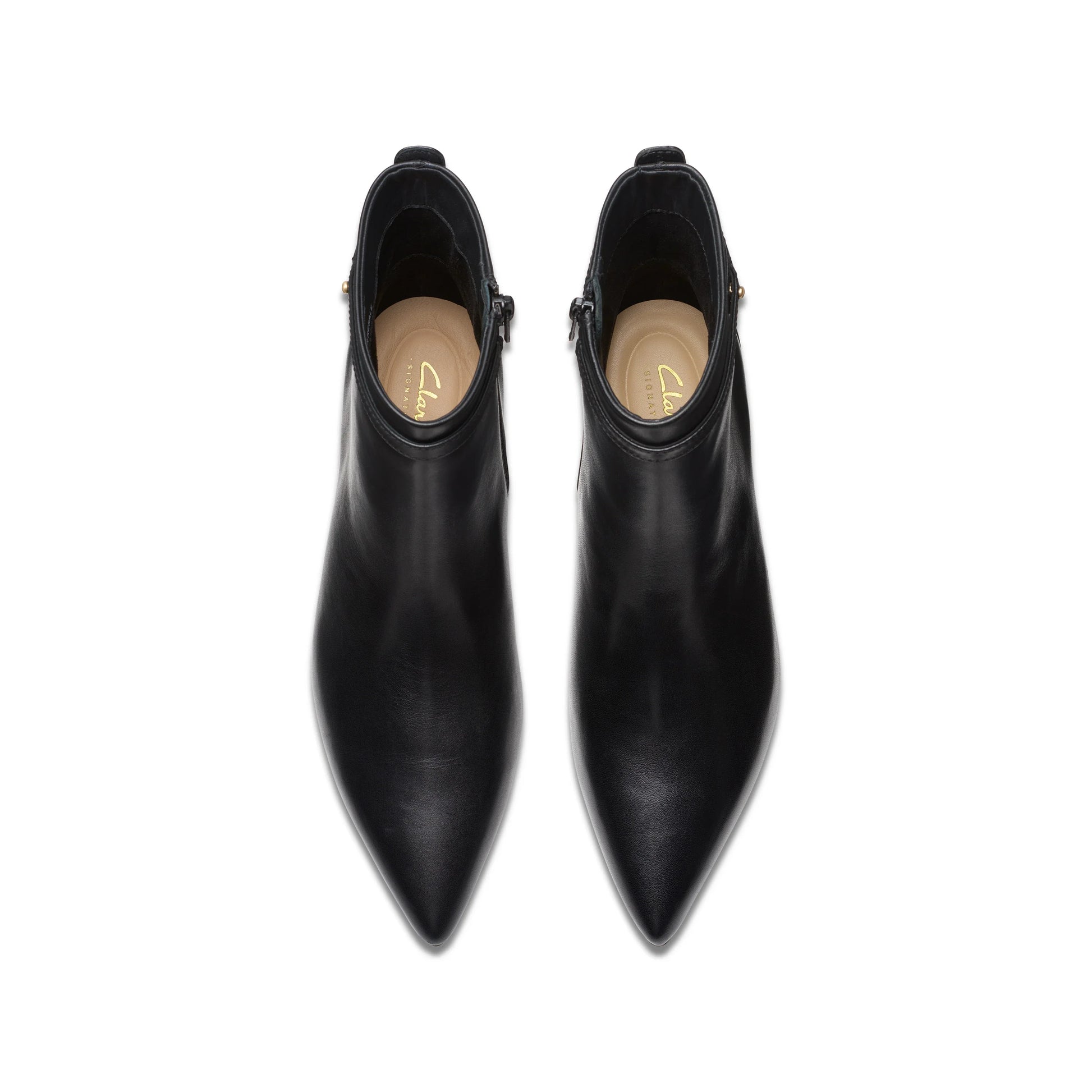 CLARKSブランドのレディースブーツ、Adela Up ブラックレザーモデル(ブラック)。