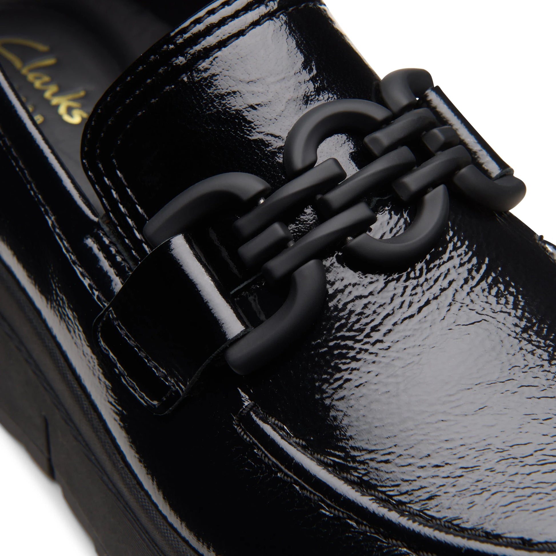 Chaussures décontractées pour femmes Clarks, modèle Loriini Izzy Black Pat, en noir.