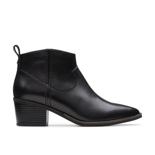 Bottes femme Clarks, modèle Morzine Sky Black Leather, en noir.