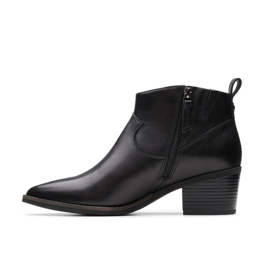 Bottes femme Clarks, modèle Morzine Sky Black Leather, en noir.