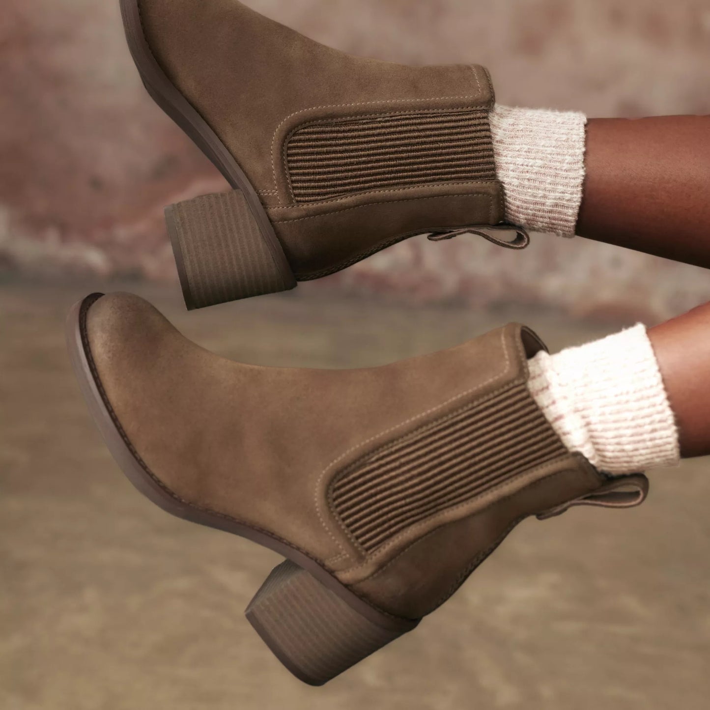 Botines De La Marca Clarks Para Mujer Modelo Chamberly Top Walnut Suede En Color Marrón
