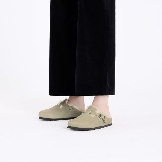 BIRKENSTOCK | ЖЕНСКИЕ САНДАЛИИ | BOSTON ИЗ ОВЧИНЫ, ЗАМШИ, КОЖИ/МЕХА, СЕРО-БЕЖЕВЫЙ | ЗЕЛЕНЫЙ