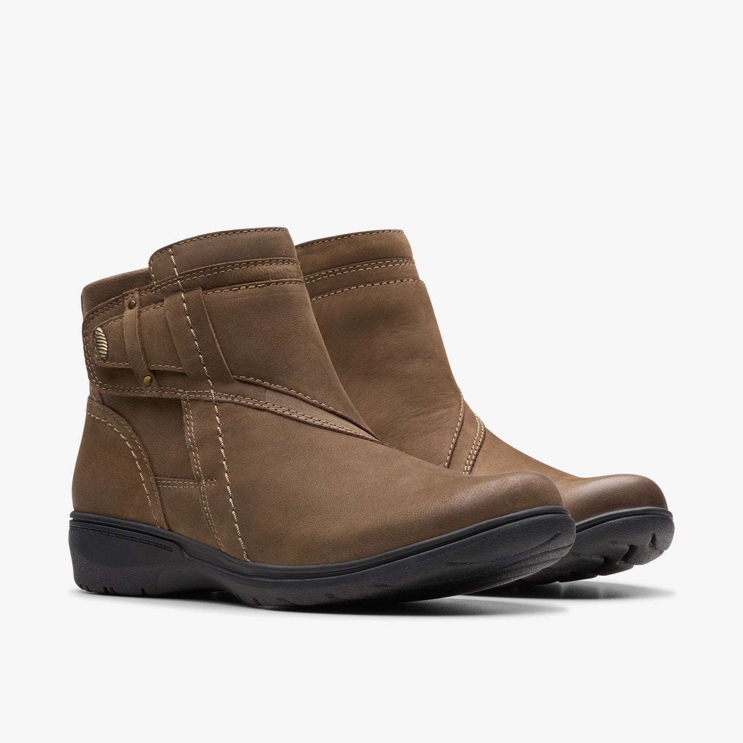 Botas De La Marca Clarks Para Mujer Modelo Carleigh Style Mushroom Nubuck En Color Gris
