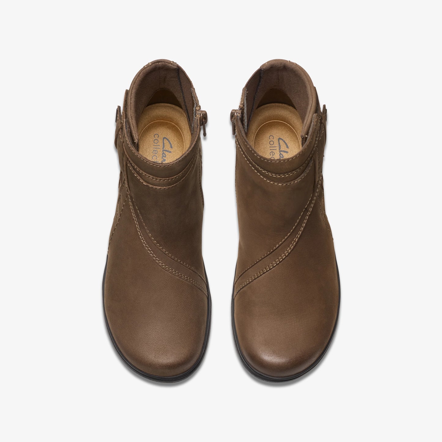 Botas De La Marca Clarks Para Mujer Modelo Carleigh Style Mushroom Nubuck En Color Gris