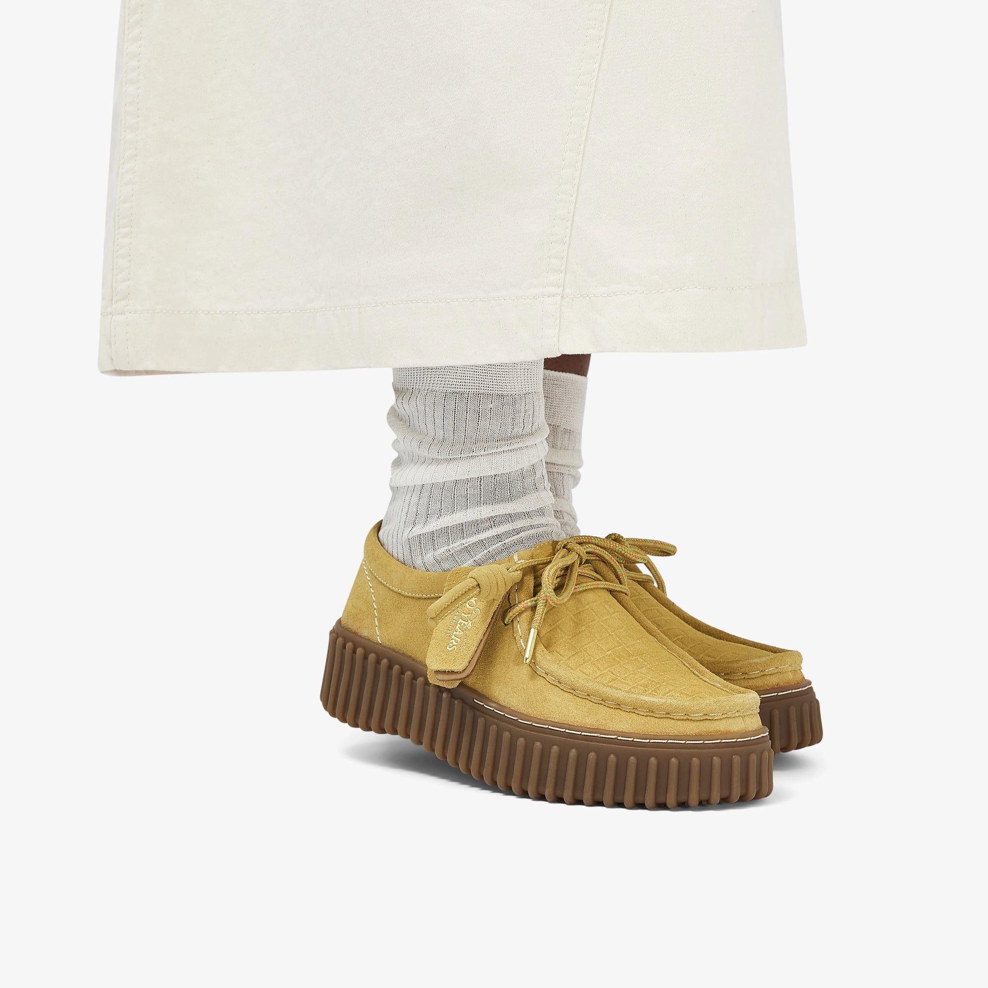 Zapatos Casual De La Marca Clarks  Para Mujer Modelo Torhill Bee Golden Tan Suede En Color Beige