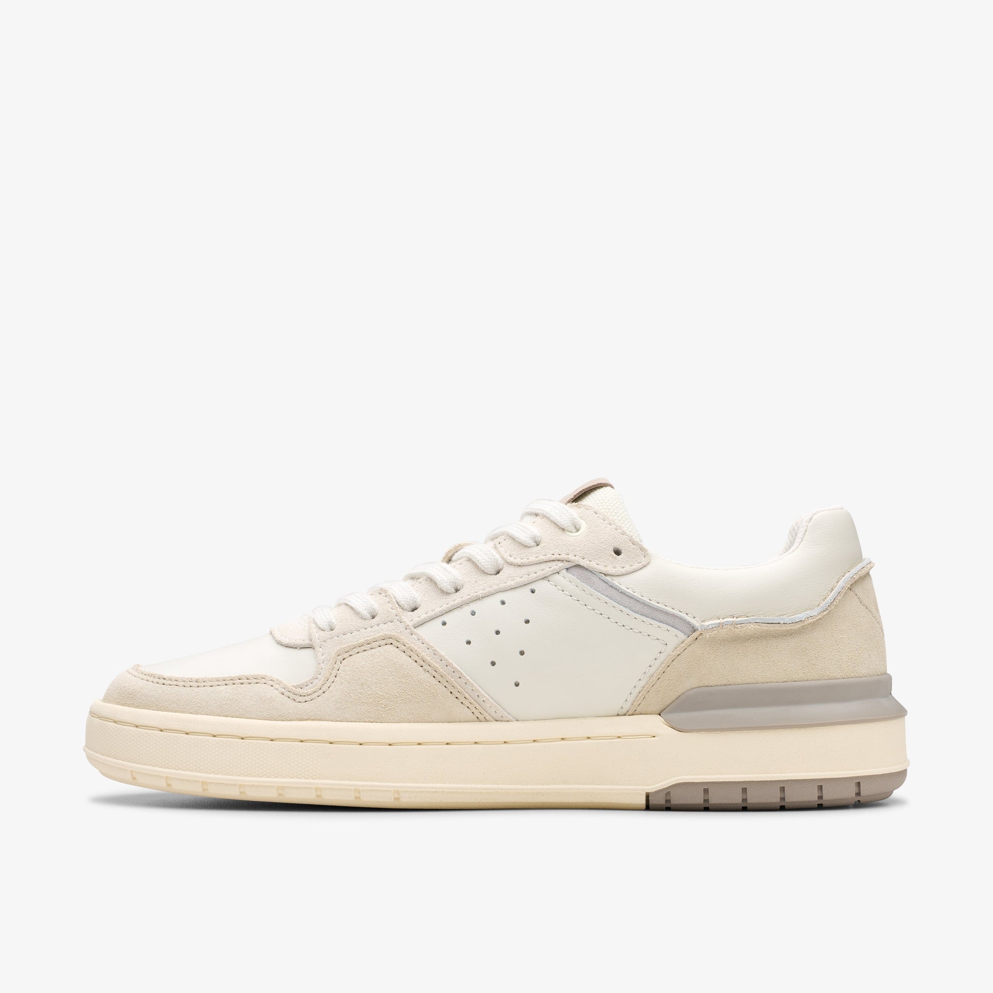 Sneakers De La Marca Clarks  Para Hombre Modelo Courtlite2 Lo Off White Suede En Color Blanco