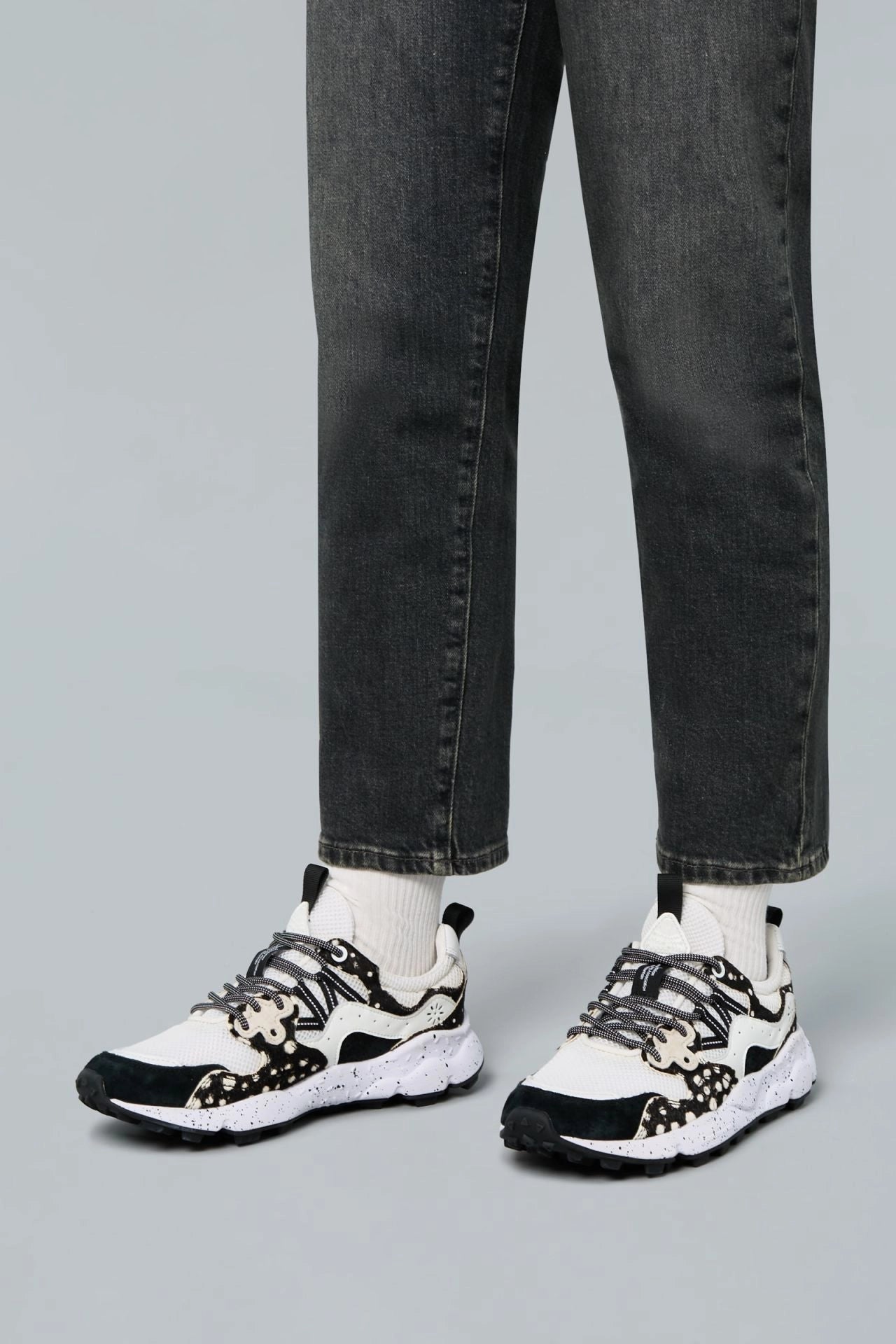 FLOWER MOUNTAIN | BASKETS | FEMME | YAMANO 3 UNI DAIM/RÉSINE/POILS DE PONEY ANTHRACITE-BLANC
