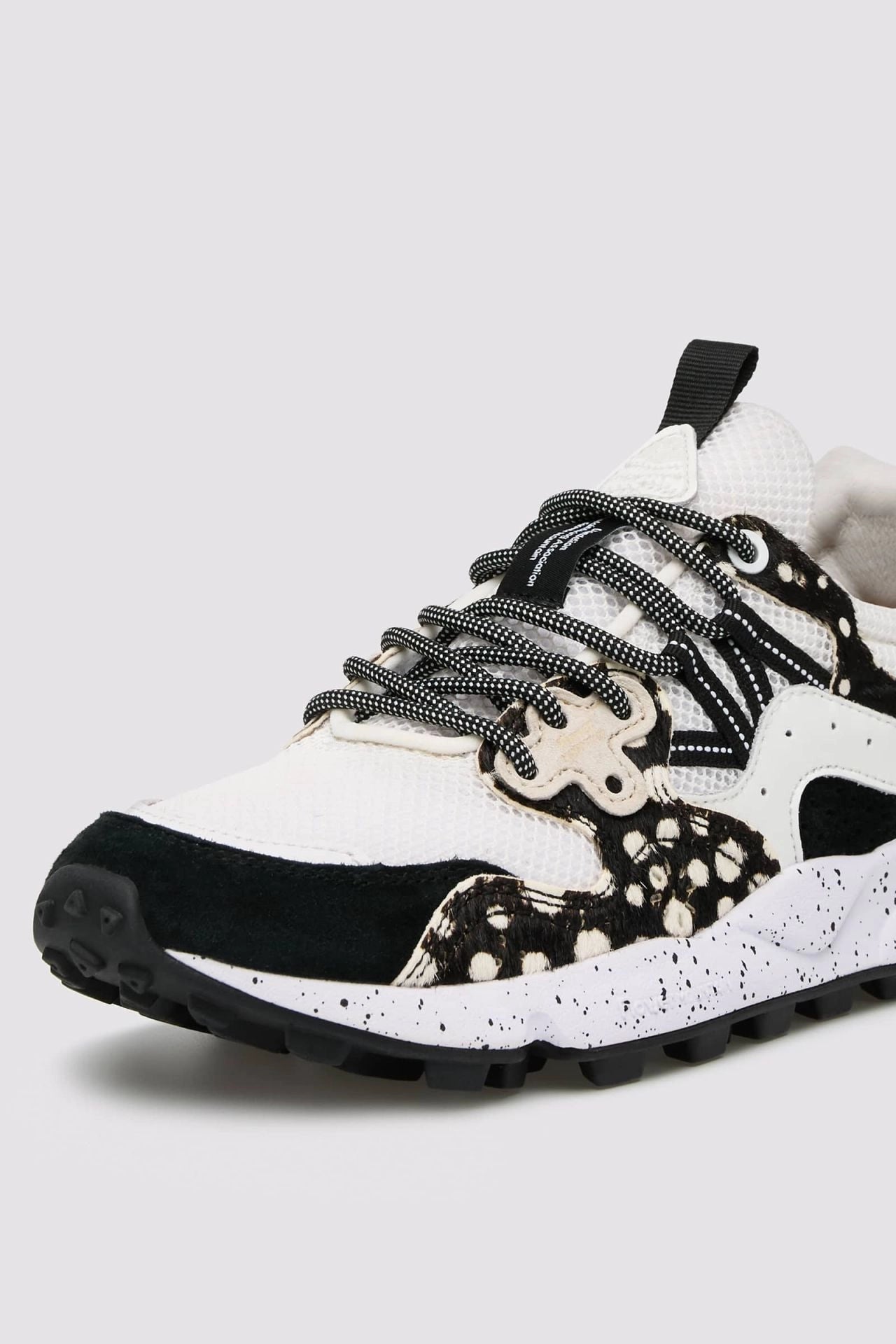 FLOWER MOUNTAIN | BASKETS | FEMME | YAMANO 3 UNI DAIM/RÉSINE/POILS DE PONEY ANTHRACITE-BLANC